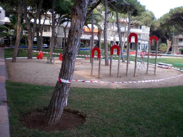 Zona de juegos infantiles de los apartamentos TORREON de Gavà Mar